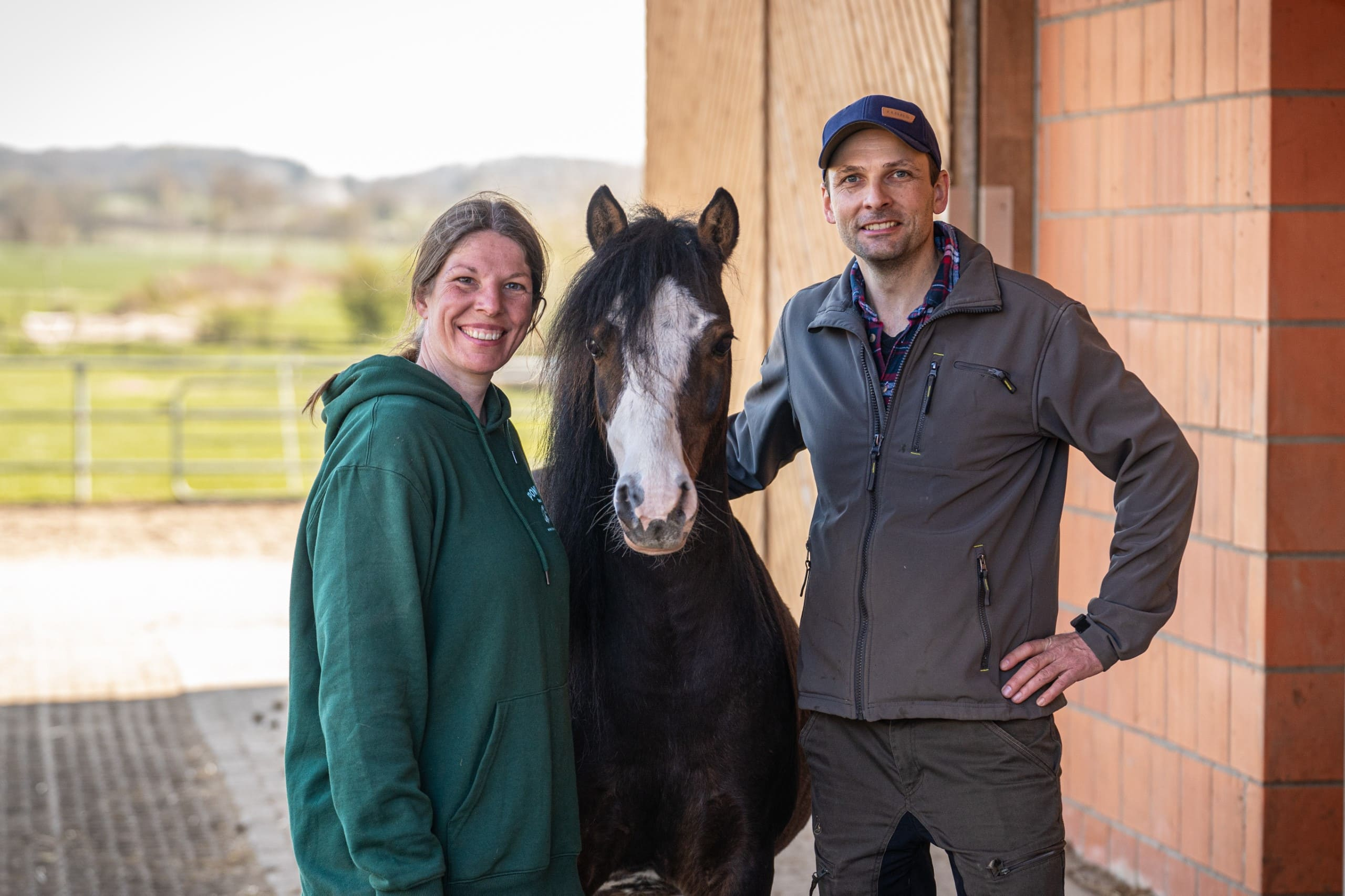 Yenna und Jormar mit Pferd